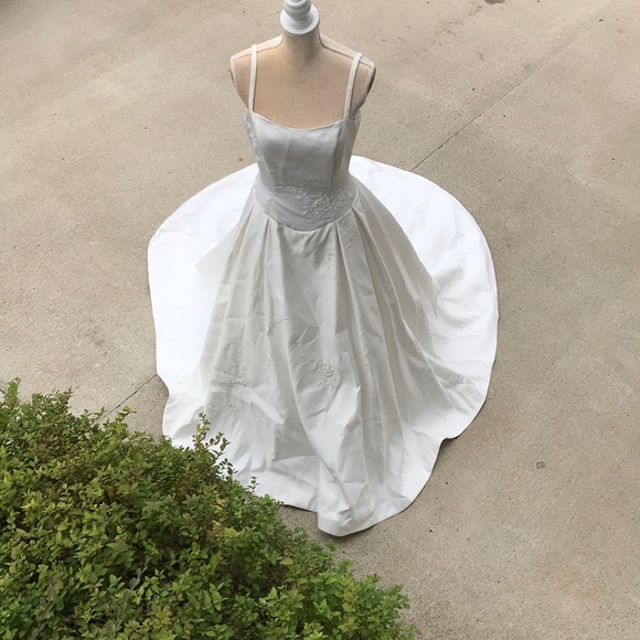 Off-White Beaded Strap Wedding Gown with Train – Size 10 | Divas & Queens - Picture 5 of 14